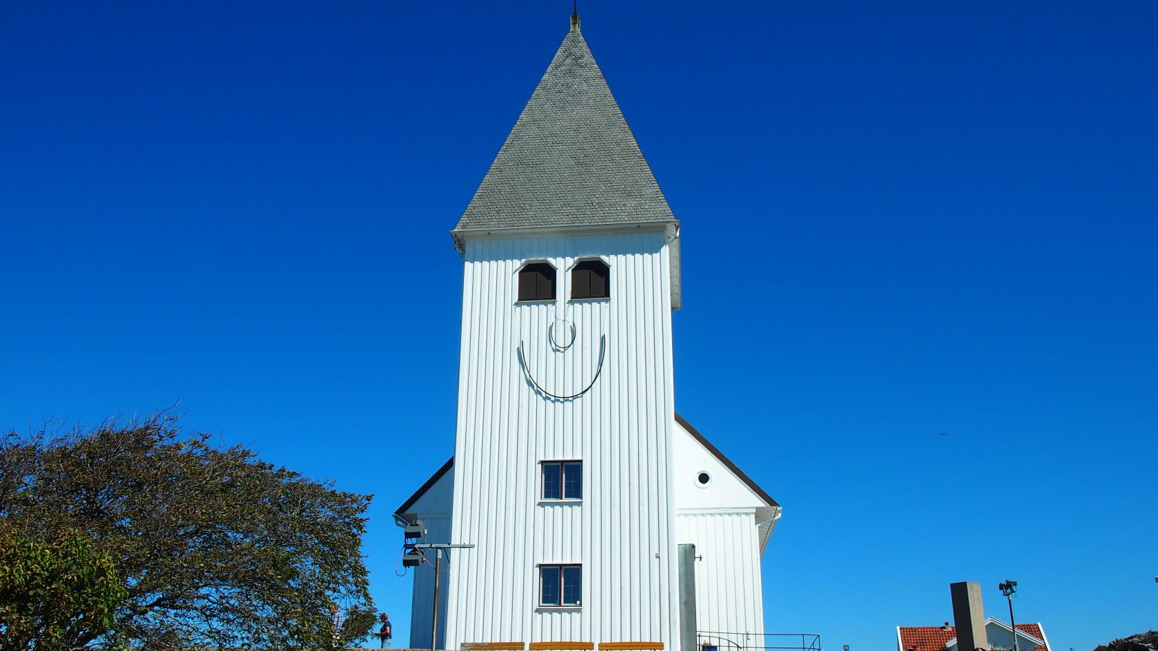 Skärhamns kyrka med leendet