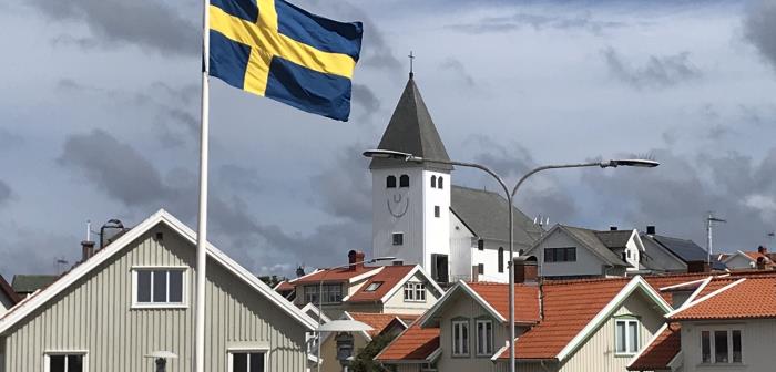 Skärhamns kyrka och flagga