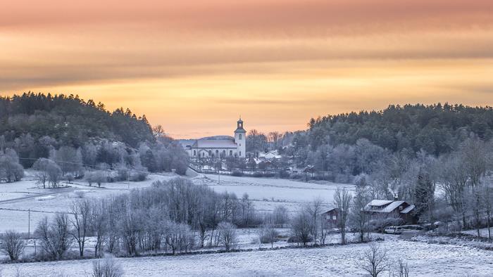 Valla kyrka i vackert solljus om vintern