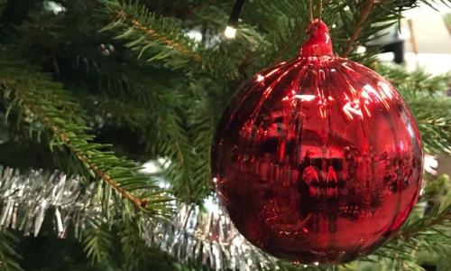 Röd julgranskula i gran