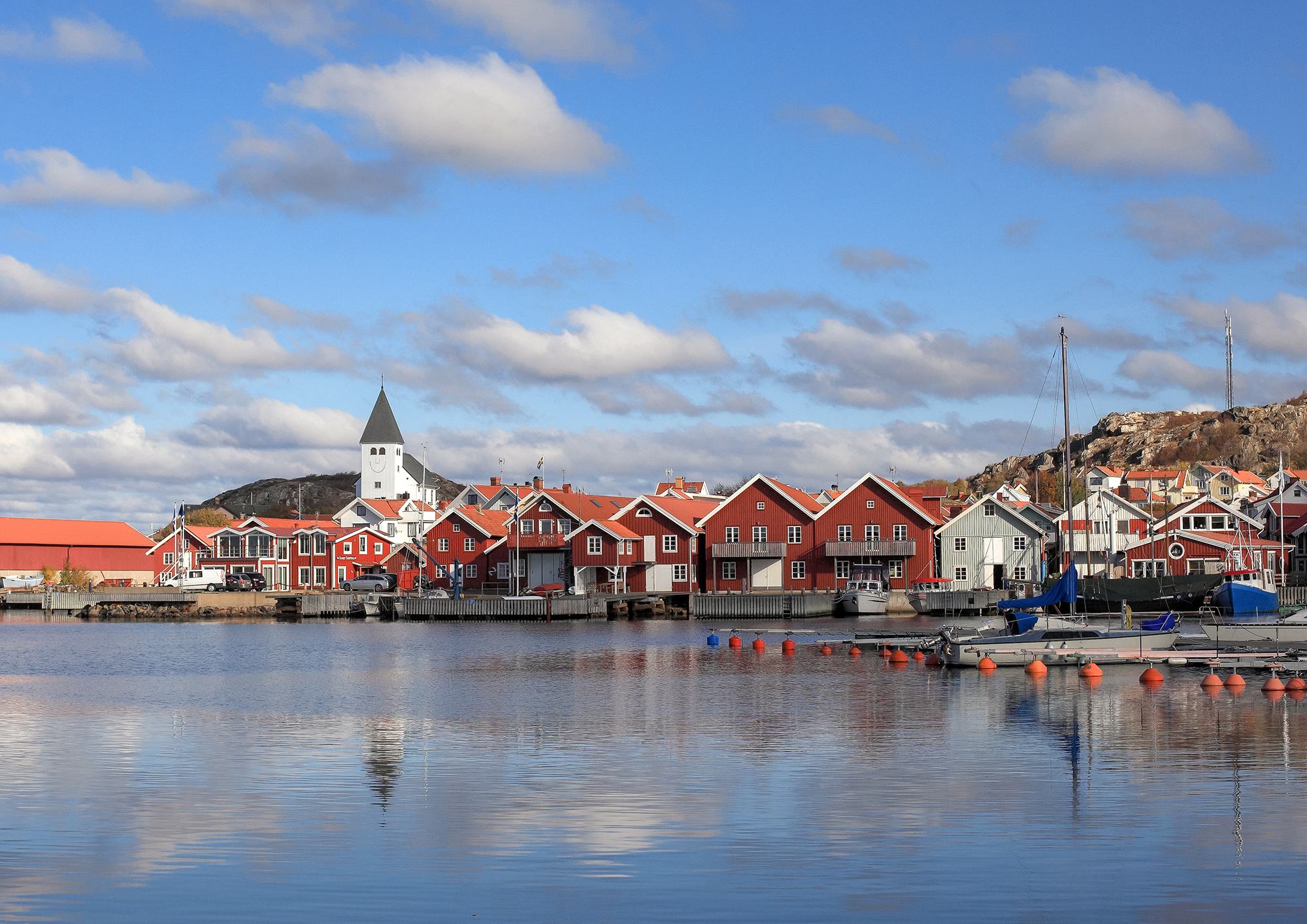 Skärhamns hamn med kyrkan