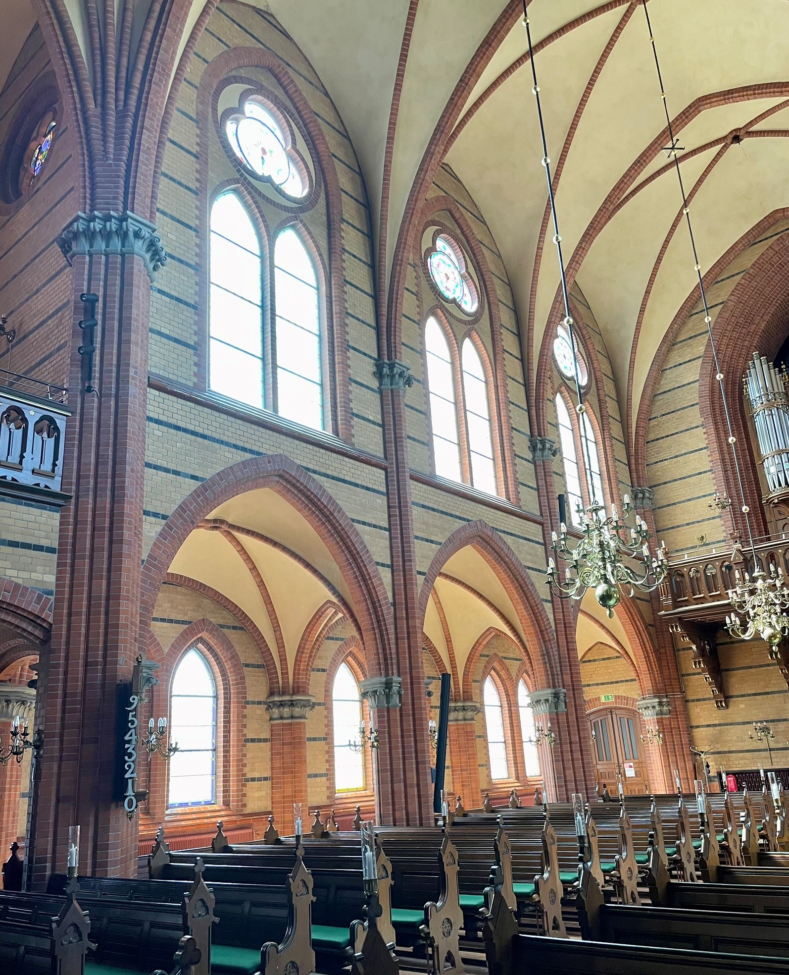 Fönster i Asmundtorps kyrka som ska restaureras.