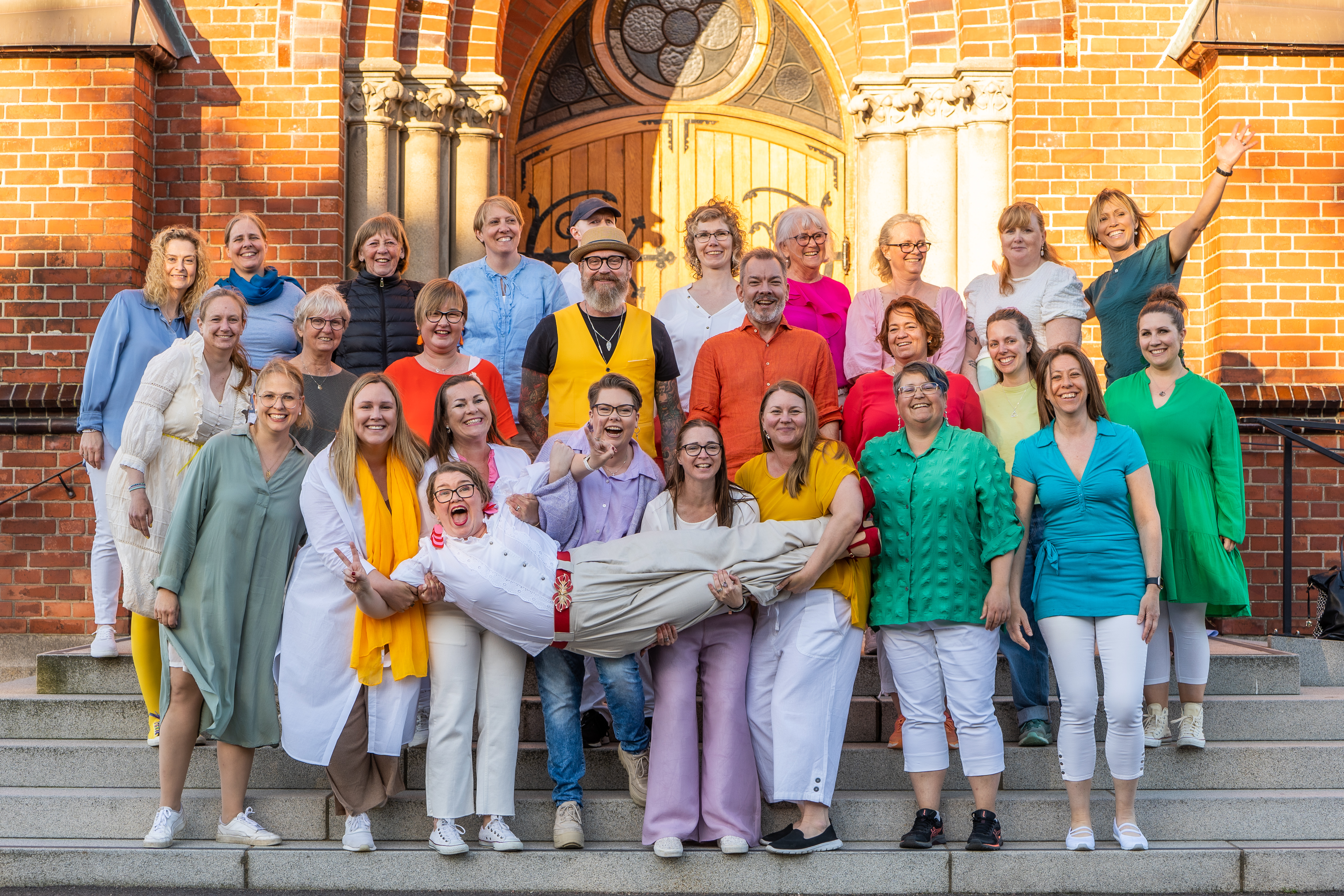 Compassion Gospel på trappan till Asmundtorps kyrka.