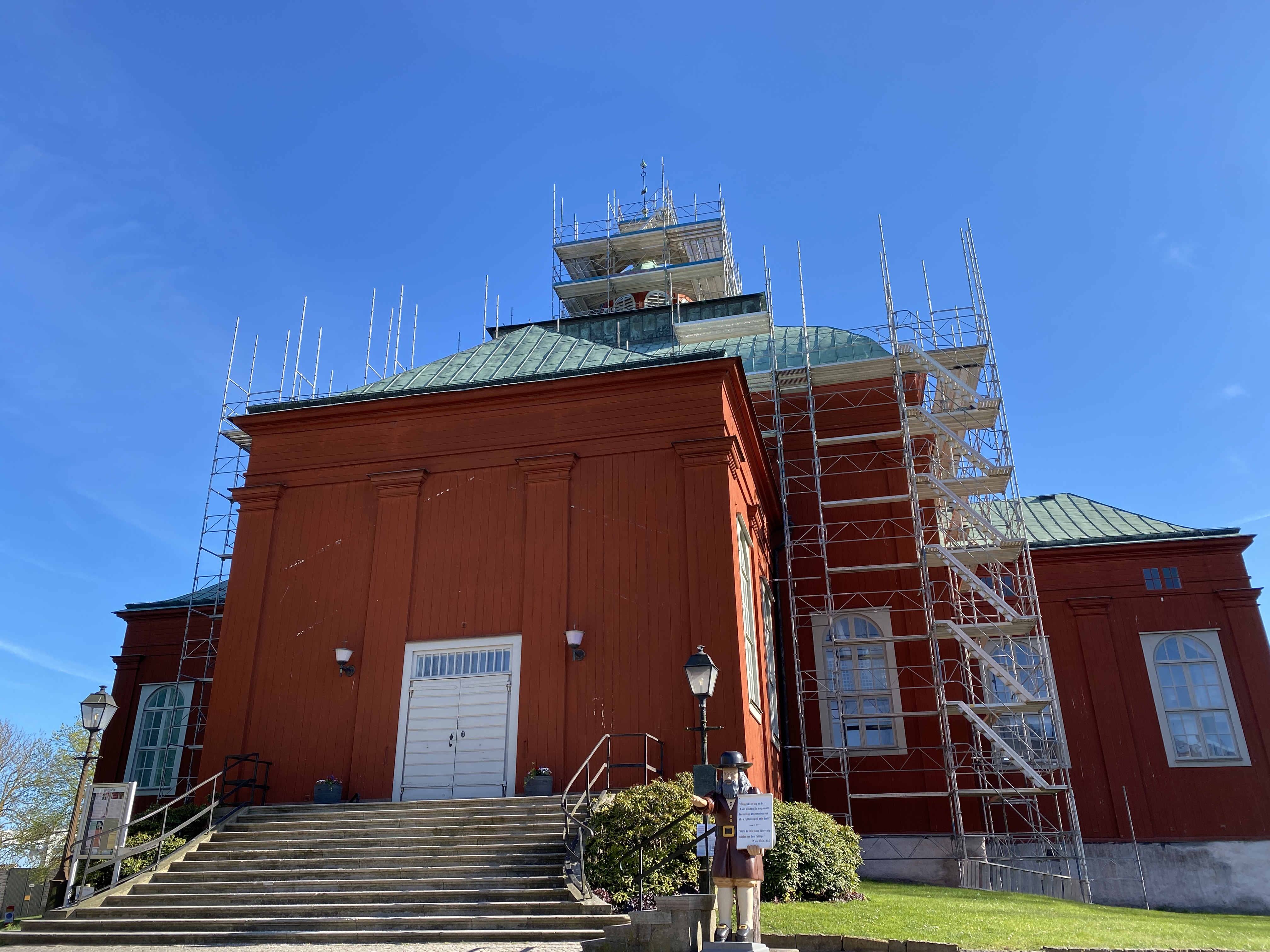 Byggställningar runt kyrkan