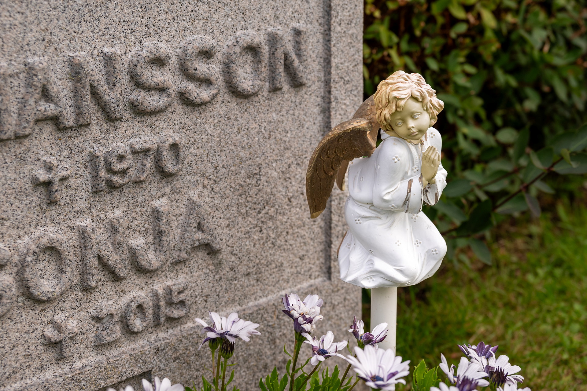 Västermalms församling erbjuder stöd i sorgen.