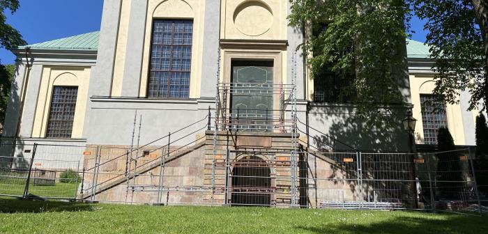 I sommar och under stor del av hösten kommer stentrappan vid Kungsholms kyrkas södra ingång renoveras. Tack för att du som medlem i Svenska kyrkan har gjort
renoveringen möjlig!
