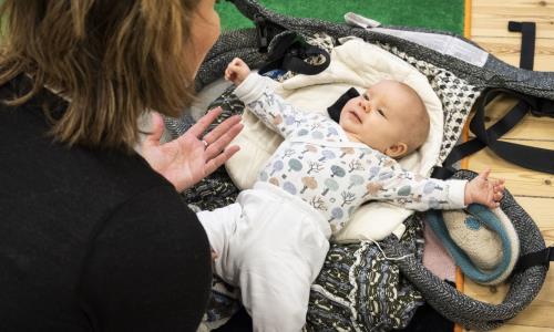 Baby med förälder
