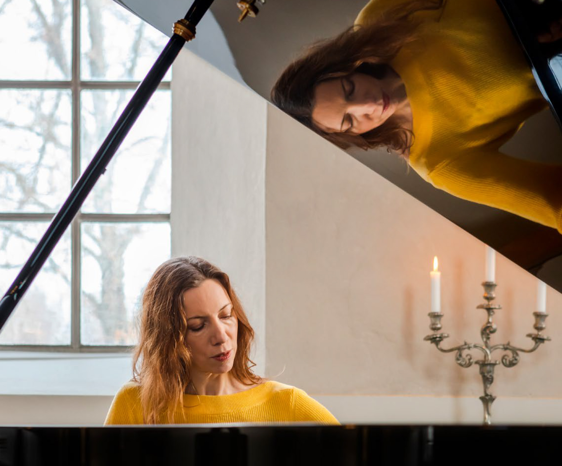 Kantor Annelie Lockneman i gul tröja spelar på flygeln