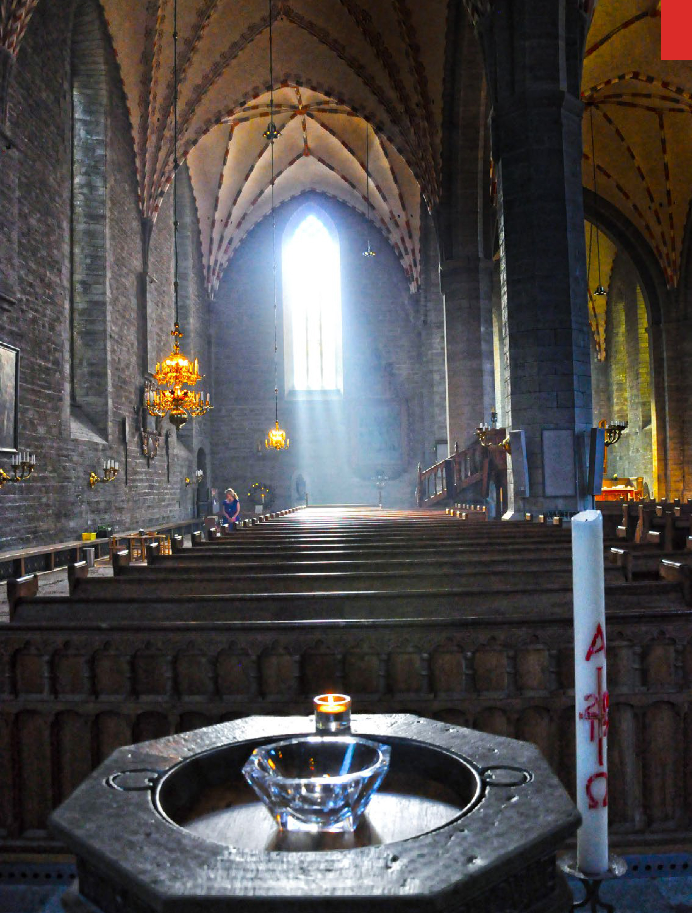 Starts ljusinsläpp i kyrkorum med högt i tak