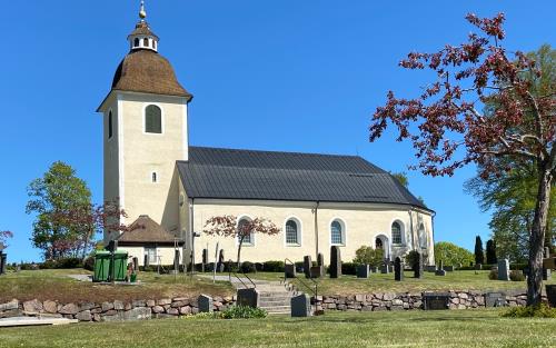 Hjorteds kyrka med blå himmel