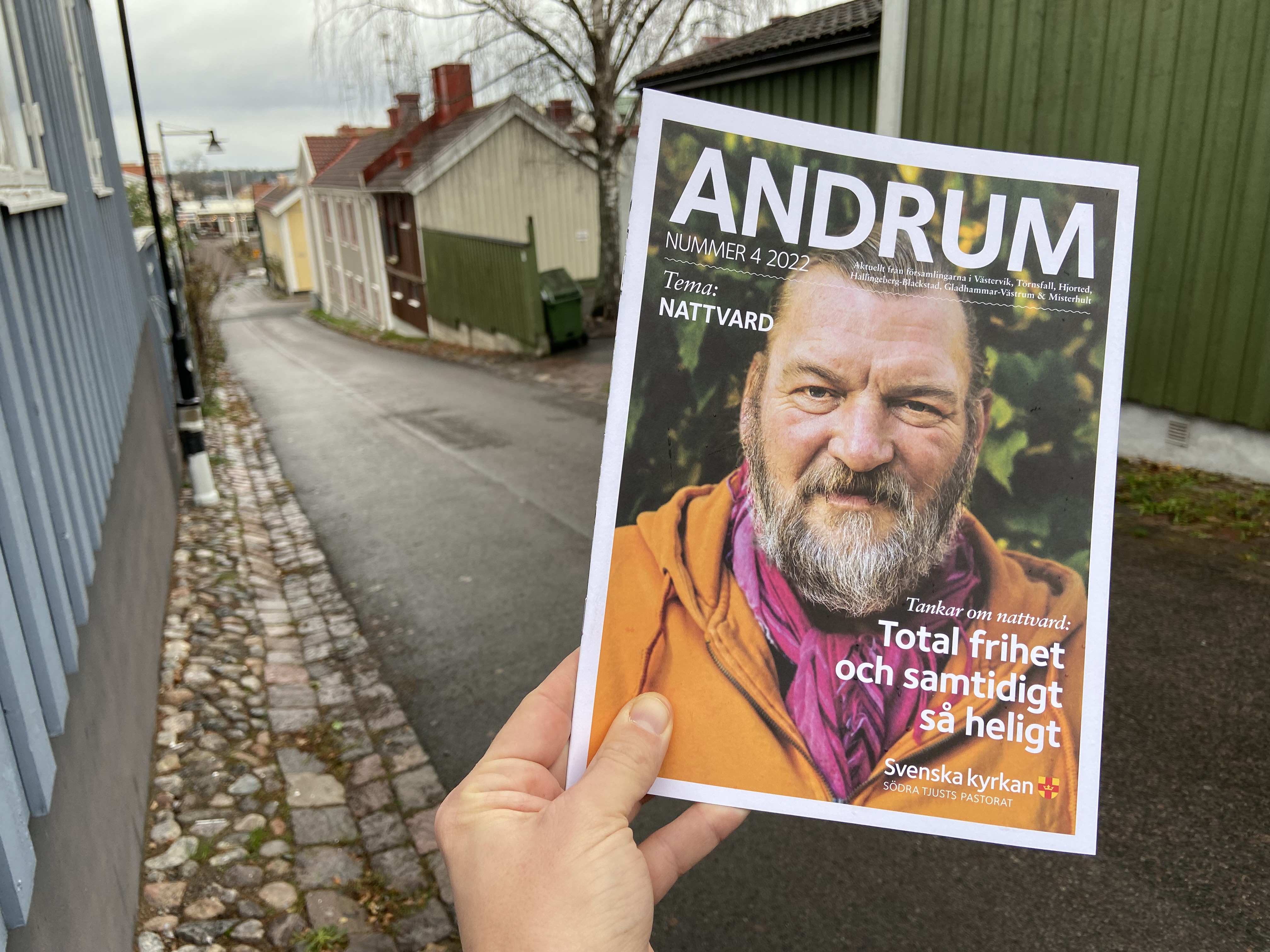 Bild på tidningen Andrum med Västerviks gator i bakgrunden