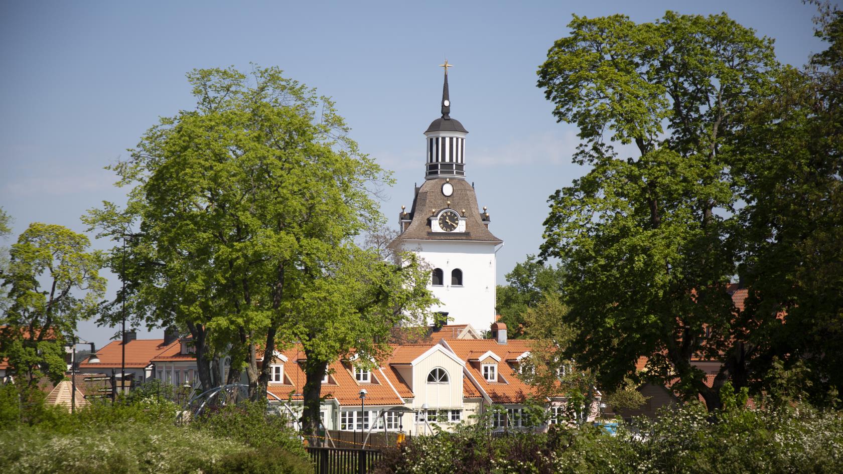 Bild på S:ta Gertruds kyrka omgiven av gröna träd