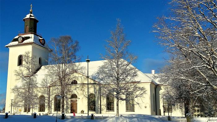 Svegs kyrka i vinterskrud, solsken och klarblå himmel.