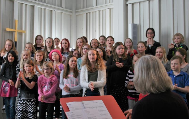 Veckoslutet 23-24 april 2015 träffades barnkörerna i Krokoms kyrka på läger, körövning och mässa med musikalen BARA VARA BARN som final.