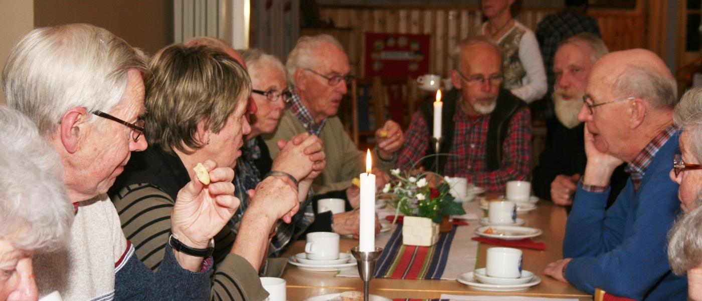 I församlingsaftnar träffas ofta grannar och andra kring ett internationellt engagemang.