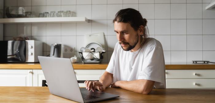 Vi fortsätter att fira gudstjänst - men undviker att samlas. Det här året ställs vi inför ovanliga utmaningar också när det gäller gudstjänstlivet. Nedan hittar du förkortade andakter anpassade efter söndagens gudstjänster, så att du kan fira gudstjänst från ditt köksbord istället.