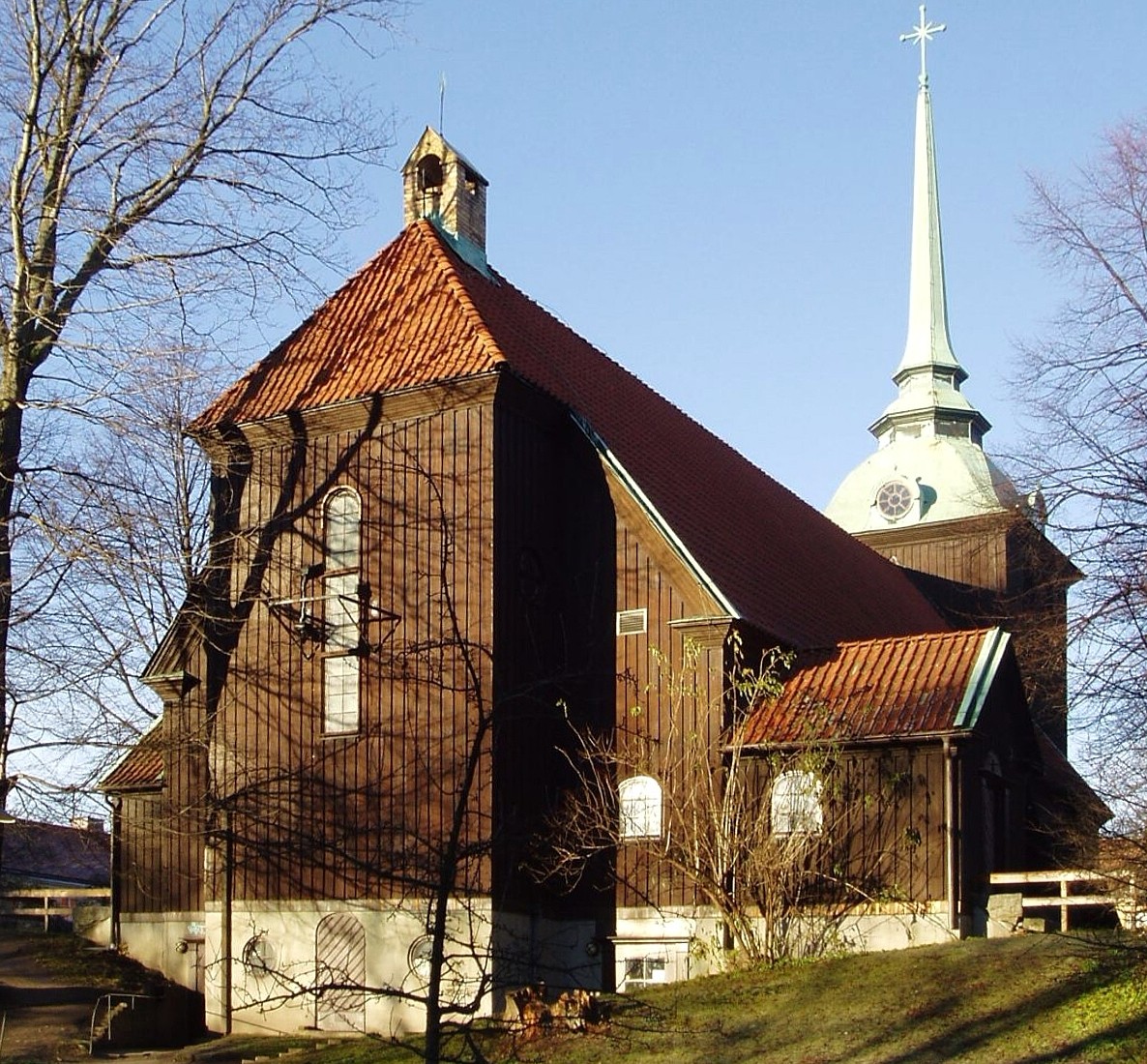 Allhelgonakyrkan i Helgalunden en solig dag.