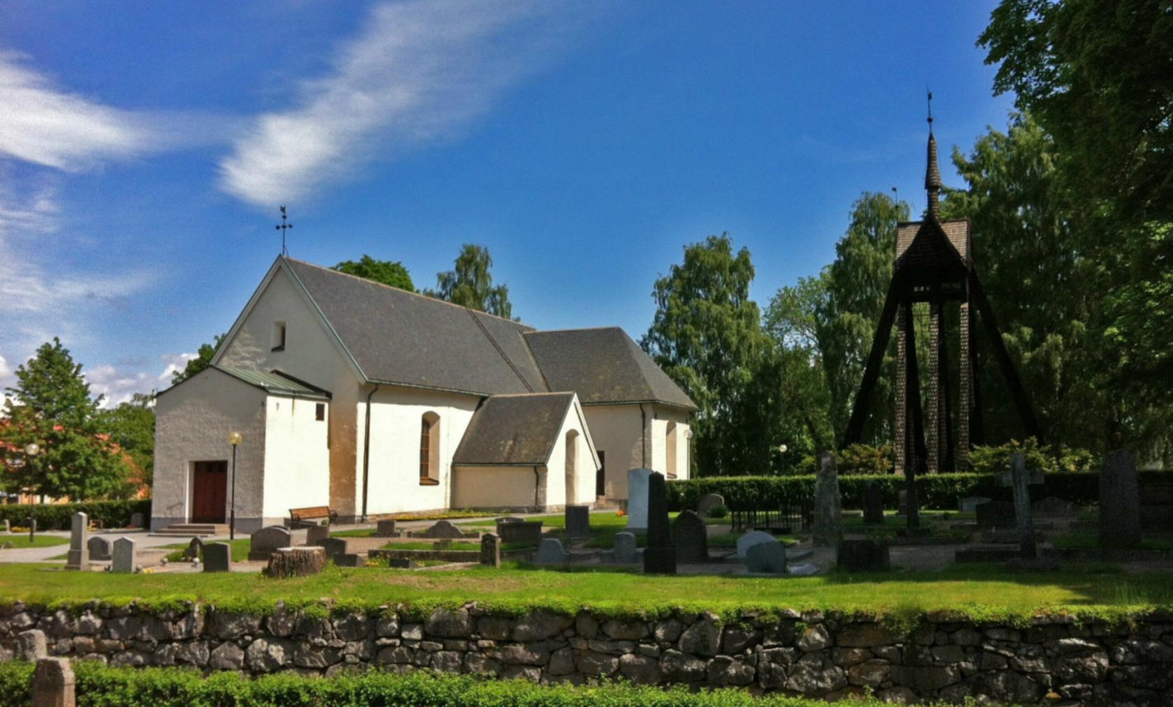 Almby kyrka sommar