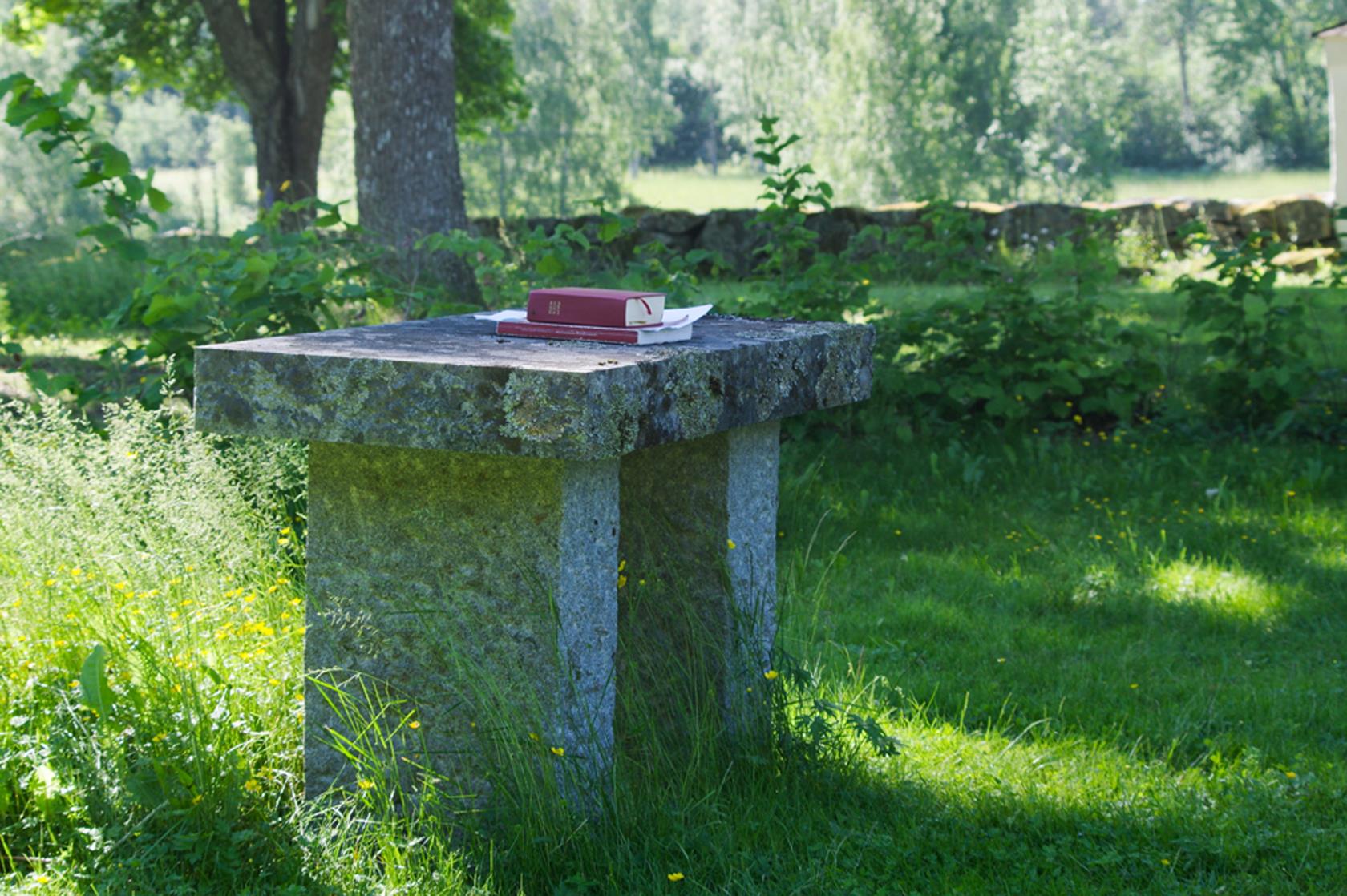 Stenaltare Gamla kyrkplatsen Karbenning