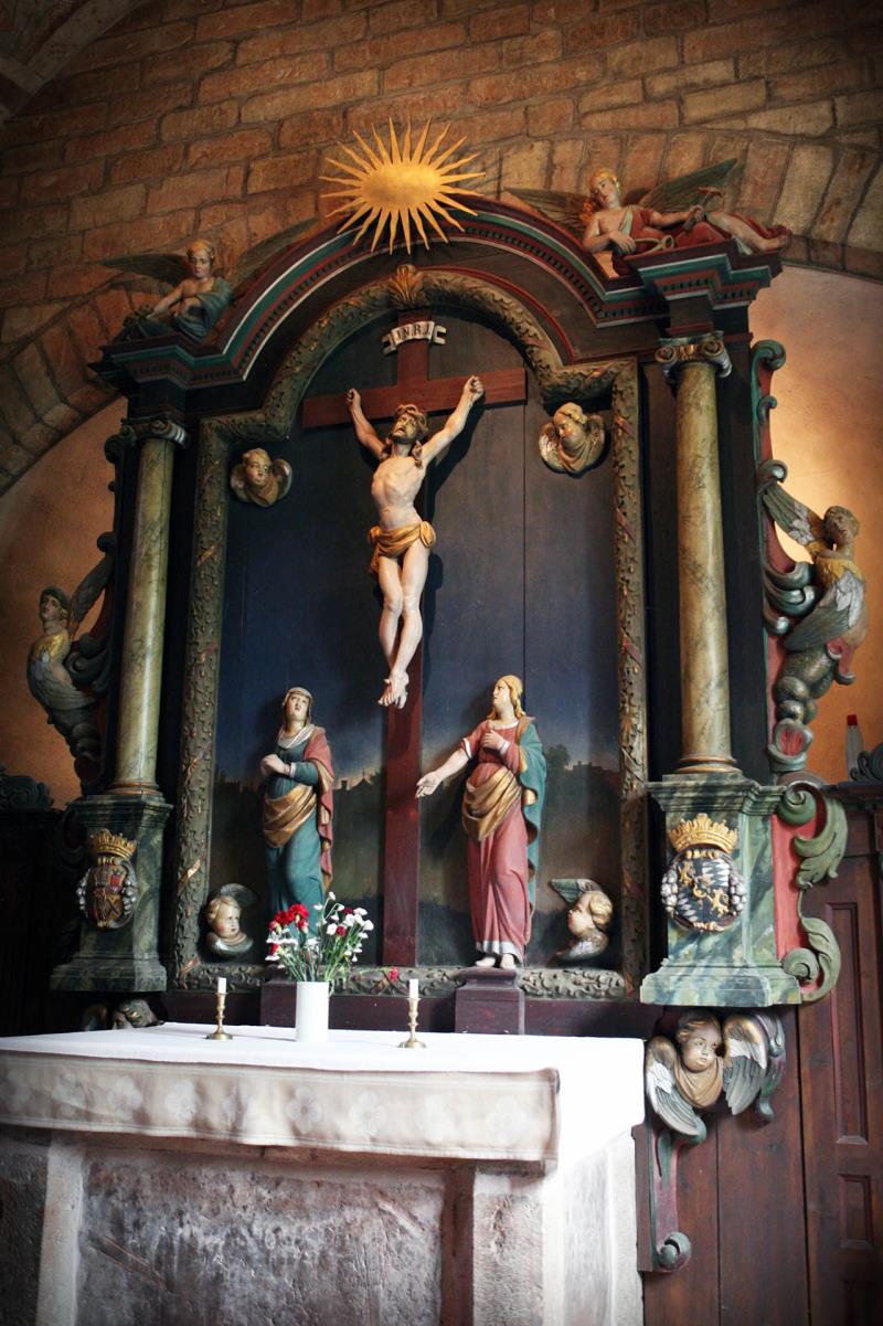 Altartavlan i Husaby kyrka är från 1200-talet. Altartavlan är en gåva från Magnus Gabriel de la Gardie på Läckö.