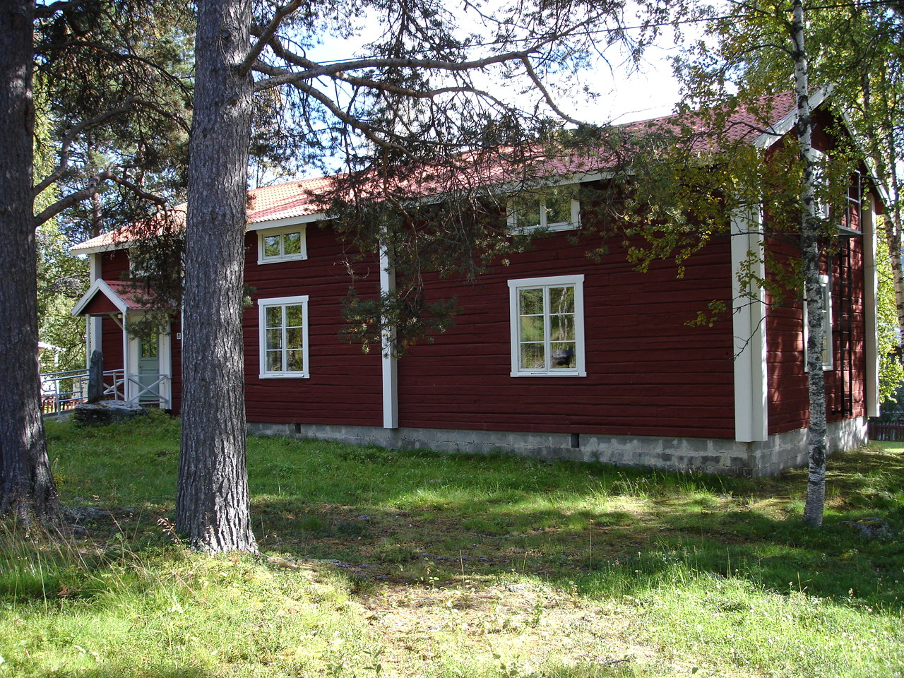 Det röda timrade församlingshemmet i Ammarnäs