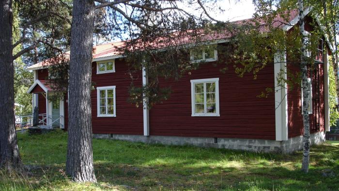Det röda timrade församlingshemmet i Ammarnäs