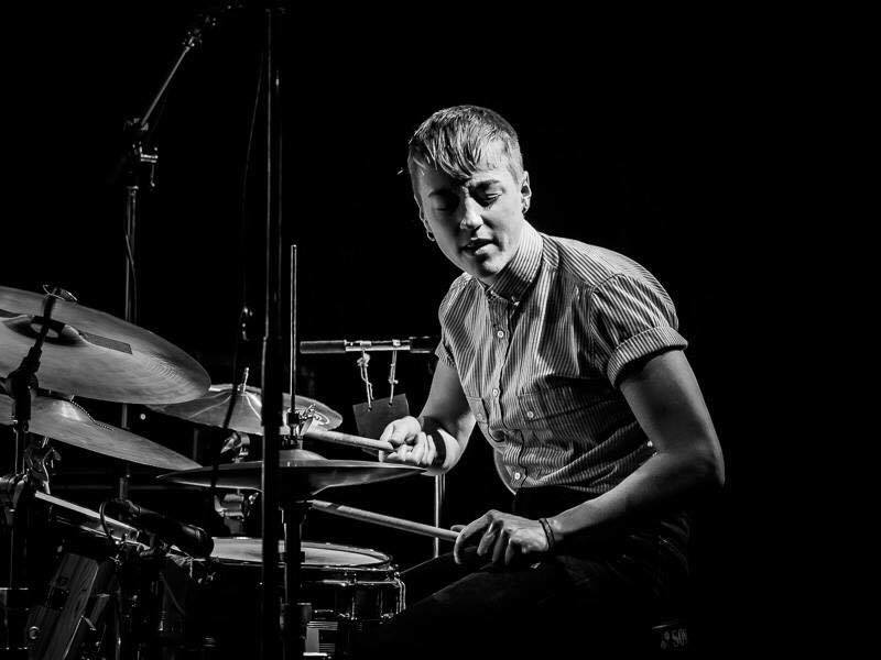 Anna Lund spelar trummor i unga jazztrion Rising Stars