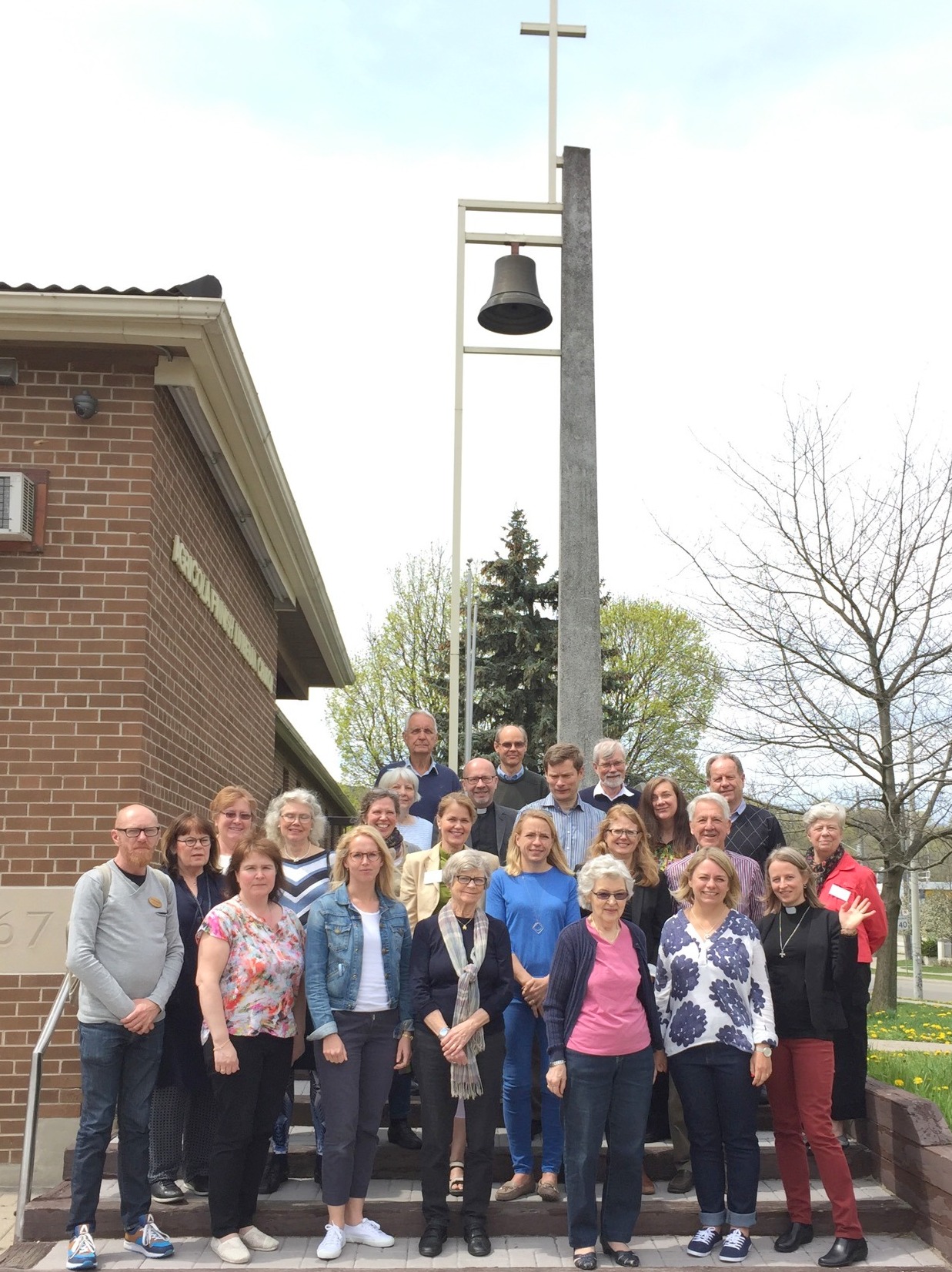 Toronto och Svenska kyrkan i Norges förtroendevalda på trappan utanför Agricola.