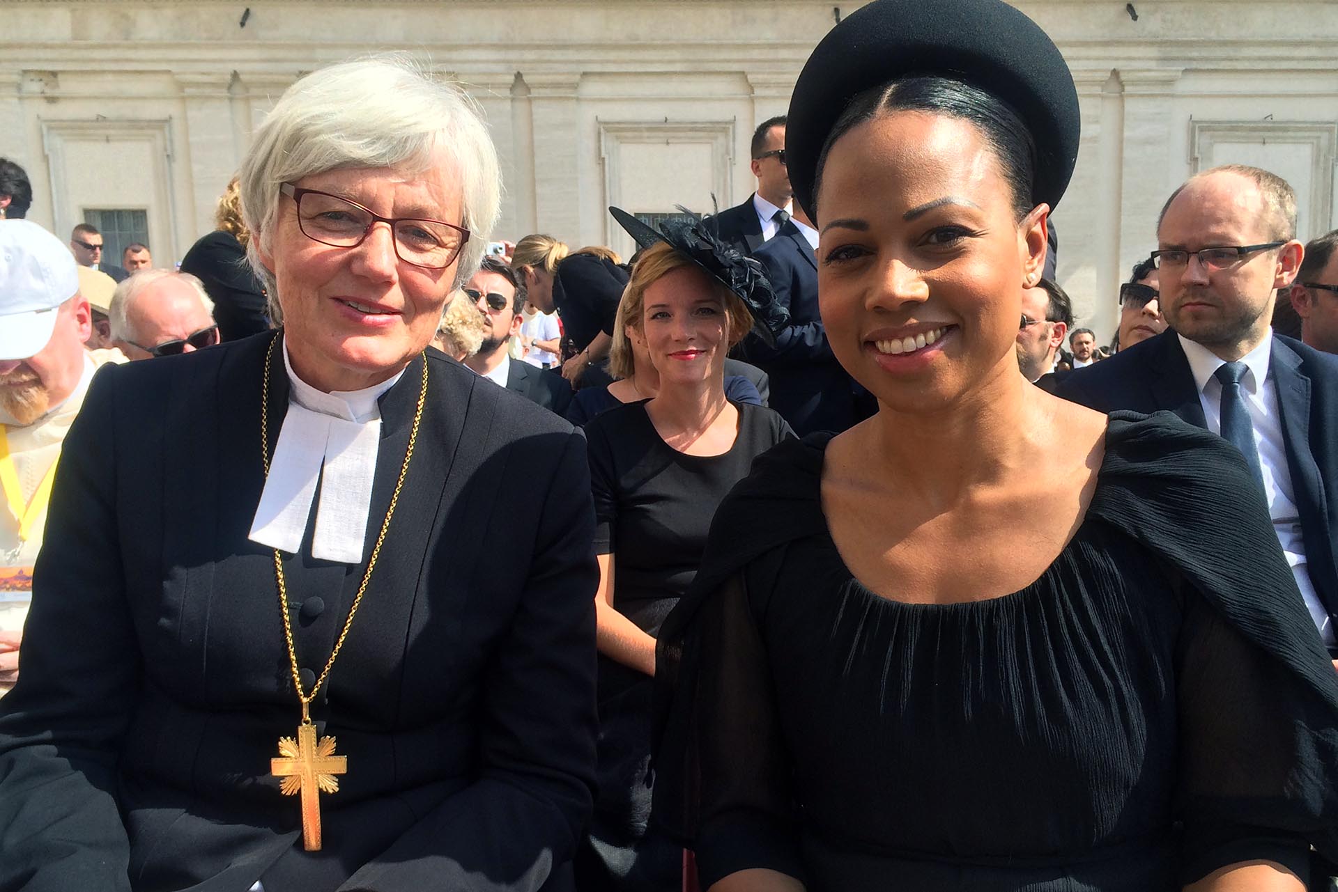 Antje Jackelén och Alice Bah Kuhnke vid helgonförklaringen på Petersplatsen i Rom. 