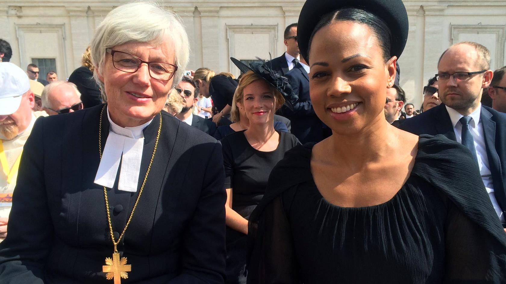 Antje Jackelén och Alice Bah Kuhnke vid helgonförklaringen på Petersplatsen i Rom. 