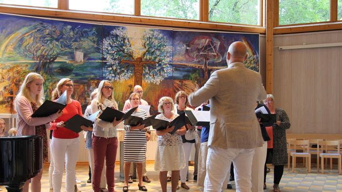 Bålsta kammarkör sjunger i Magdalenasalen under Kyrkcentrums 30-års jubileum