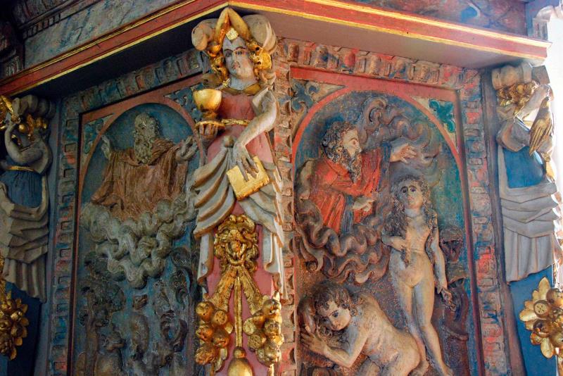 Speglarna på den rikt dekorerade predikstolen i Baldringe kyrka visar motiv från Skapelseberättelsen och Syndafallet. 