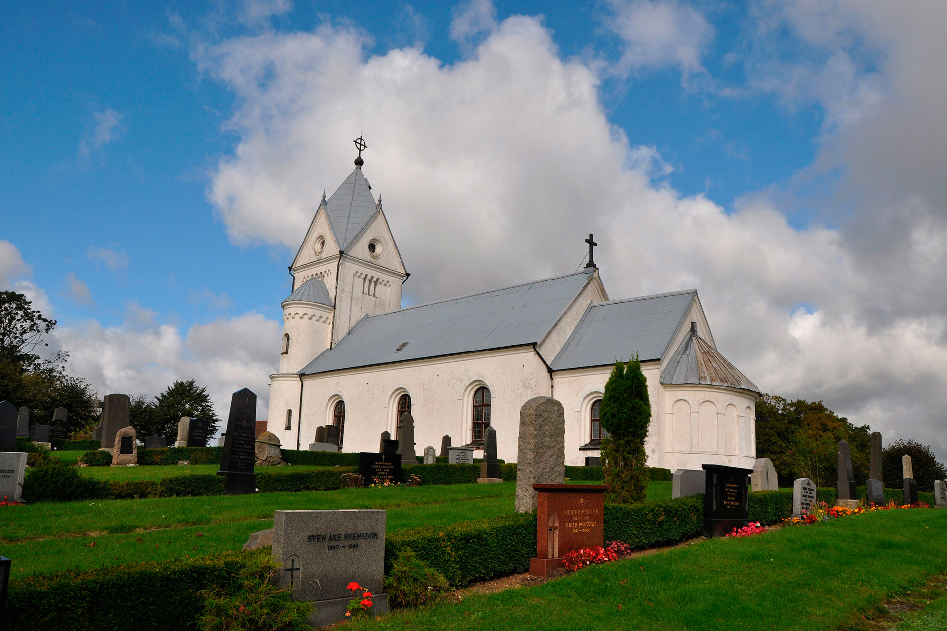 Baldringe kyrkogård ligger i direkt anslutning till Baldringe kyrka.