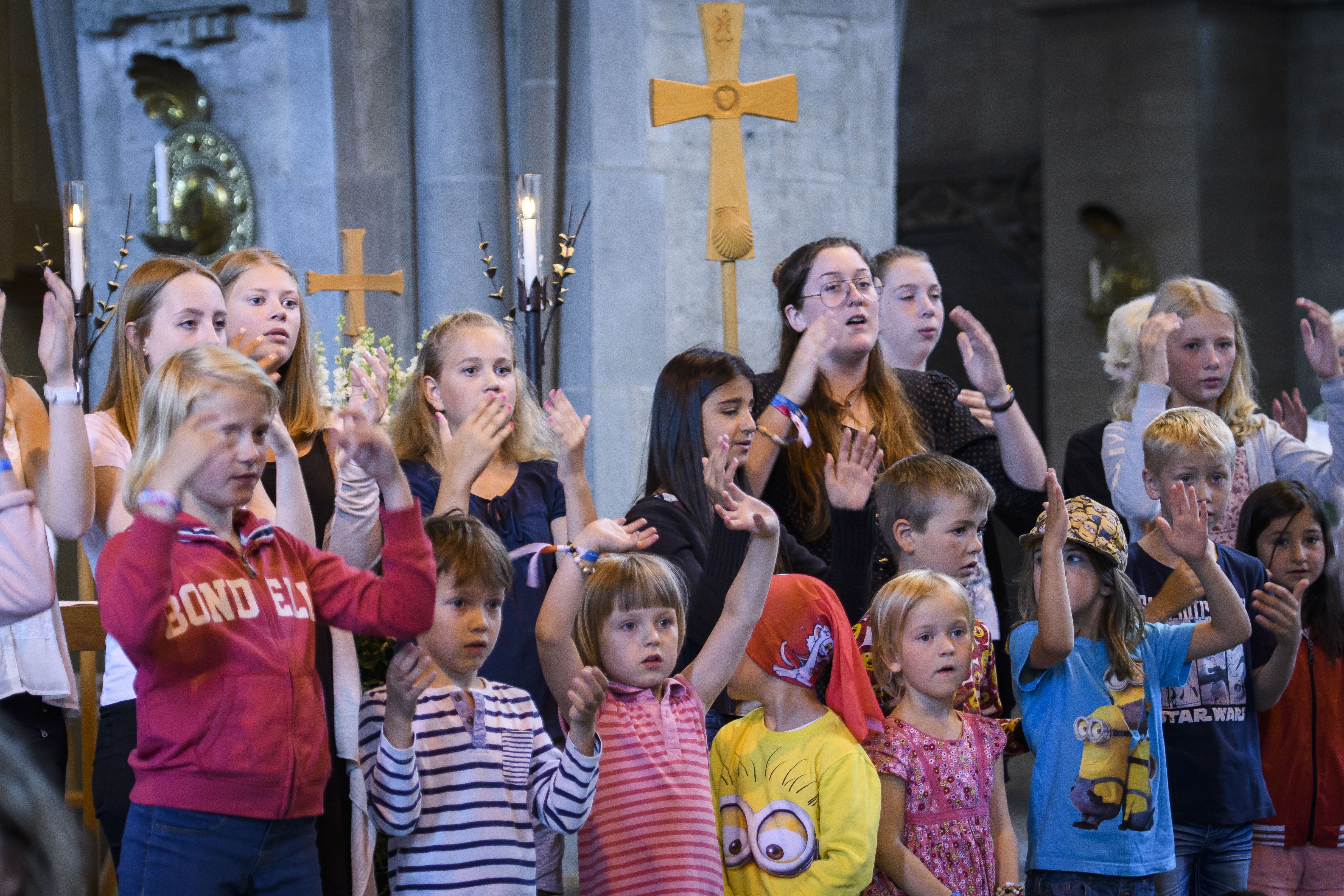 Barnkör som sjunger i kyrkan