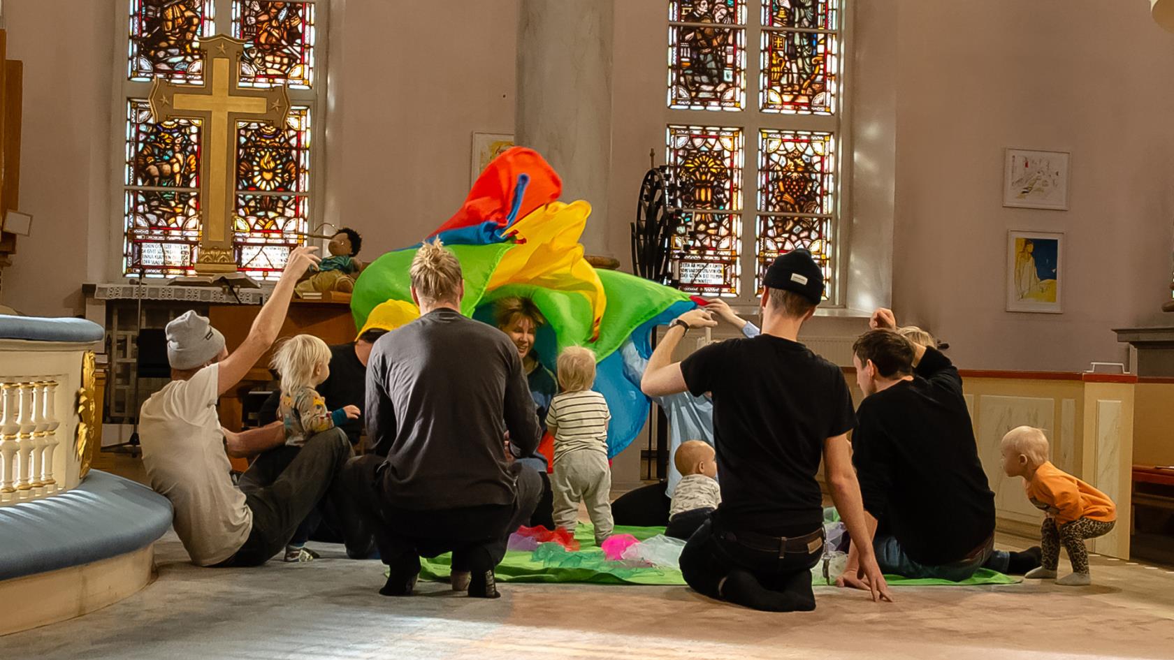 Babyrytmik på golvet i Carl Johans kyrka.