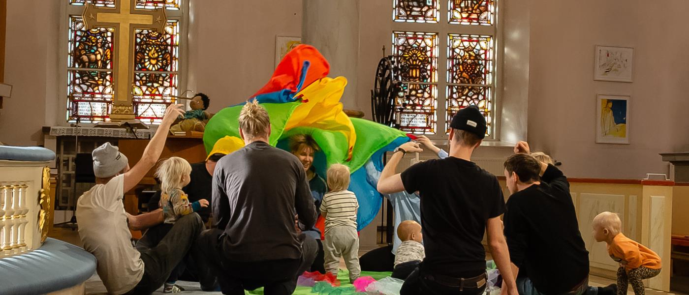 Babyrytmik på golvet i Carl Johans kyrka.