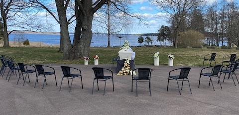 Vi erbjuder nu som alternativ att ha begravningsgudstjänst utomhus. Kontakta kansliet 054-51 24 00 för mer information.