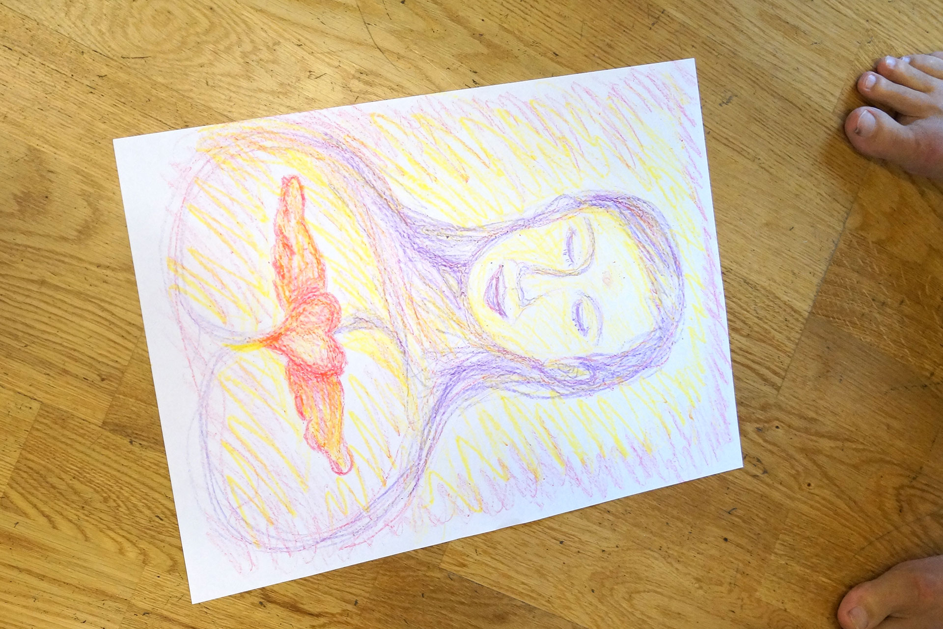 Teckning i lila, gult och rött föreställande en kvinna