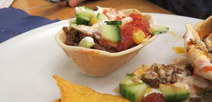 Gud é god betyder bibelberättelse, bön, sång, tacos och glass i Heliga Korsets församling för barnfamiljer varannan tisdag. Välkommen att vara med!