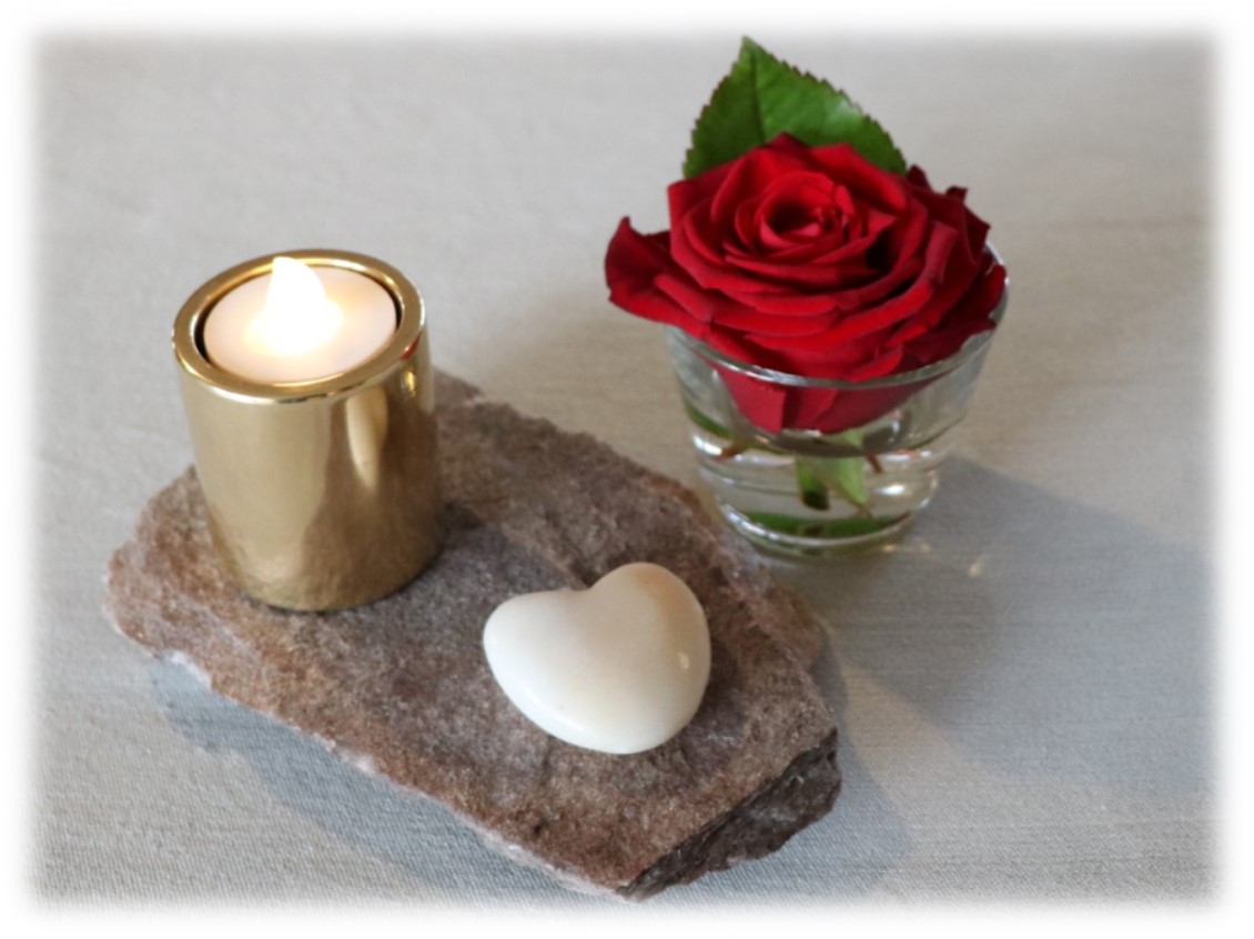 Ett värmeljus vid en vas 