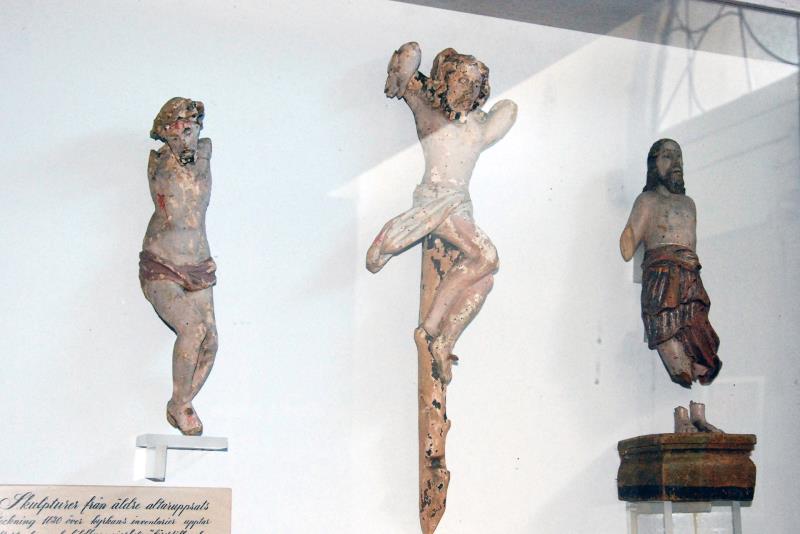 I vapenhuset i Bromma kyrka visas små bildskulpturer i form av fragment av träskulpturer från en tidigare altaruppsats från Karl XI:s tid. 