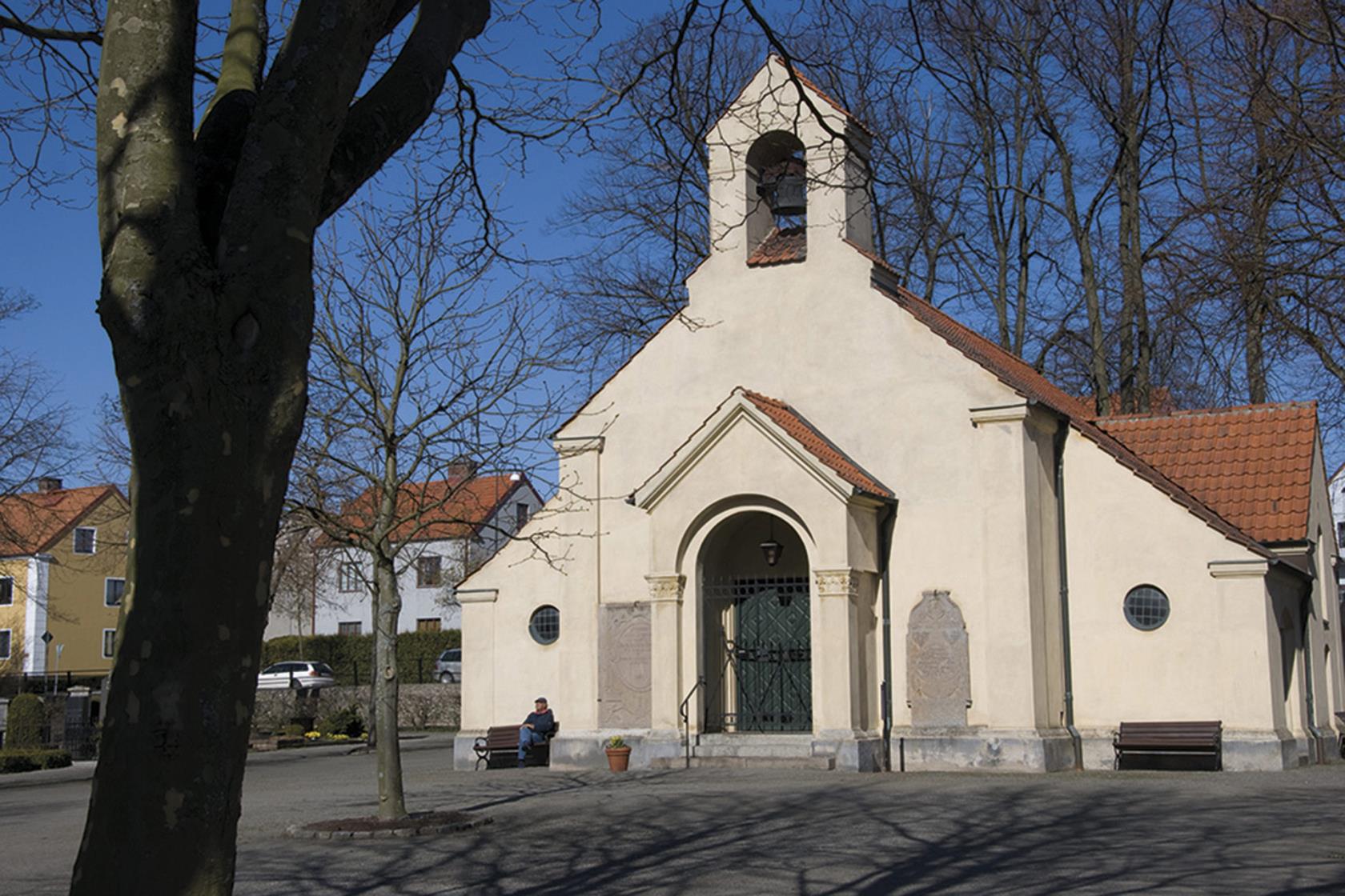 Birgittakapellet ligger vackert insprängt mellan träden på Gamla kyrkogården i Ystad.