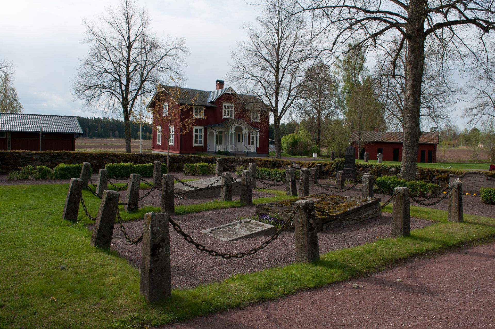 Äldsta graven på Grava kyrkogård tillhör den kända helbrägdagöraren Boltzius