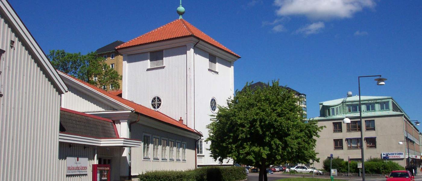 Brämaregårdens  kyrka och församlingshem.