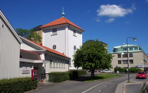 Brämaregårdens  kyrka och församlingshem.