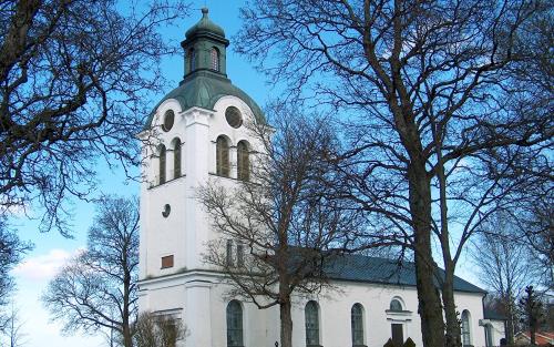 Vit kyrka i vårtid