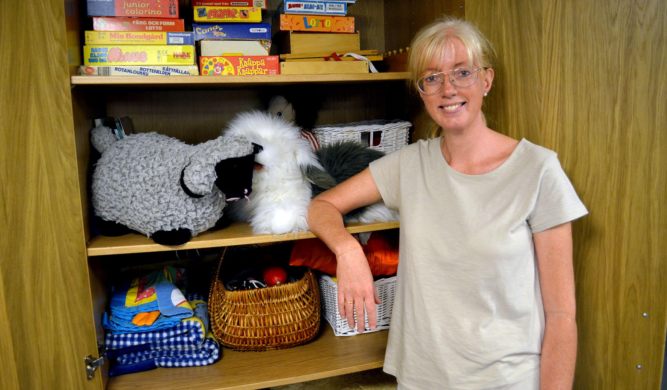 Carina Ledel Bergström ska huvudsakligen jobba med barn upp till sex år. I församlingshemmets källarplan finns leksaker, spel och gosedjur. Foto: Mona Davidsson
