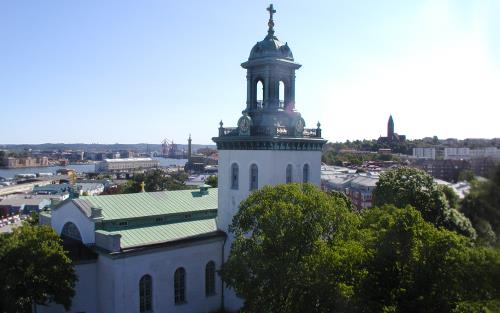 Flygfoto över Carl Johans kyrka.