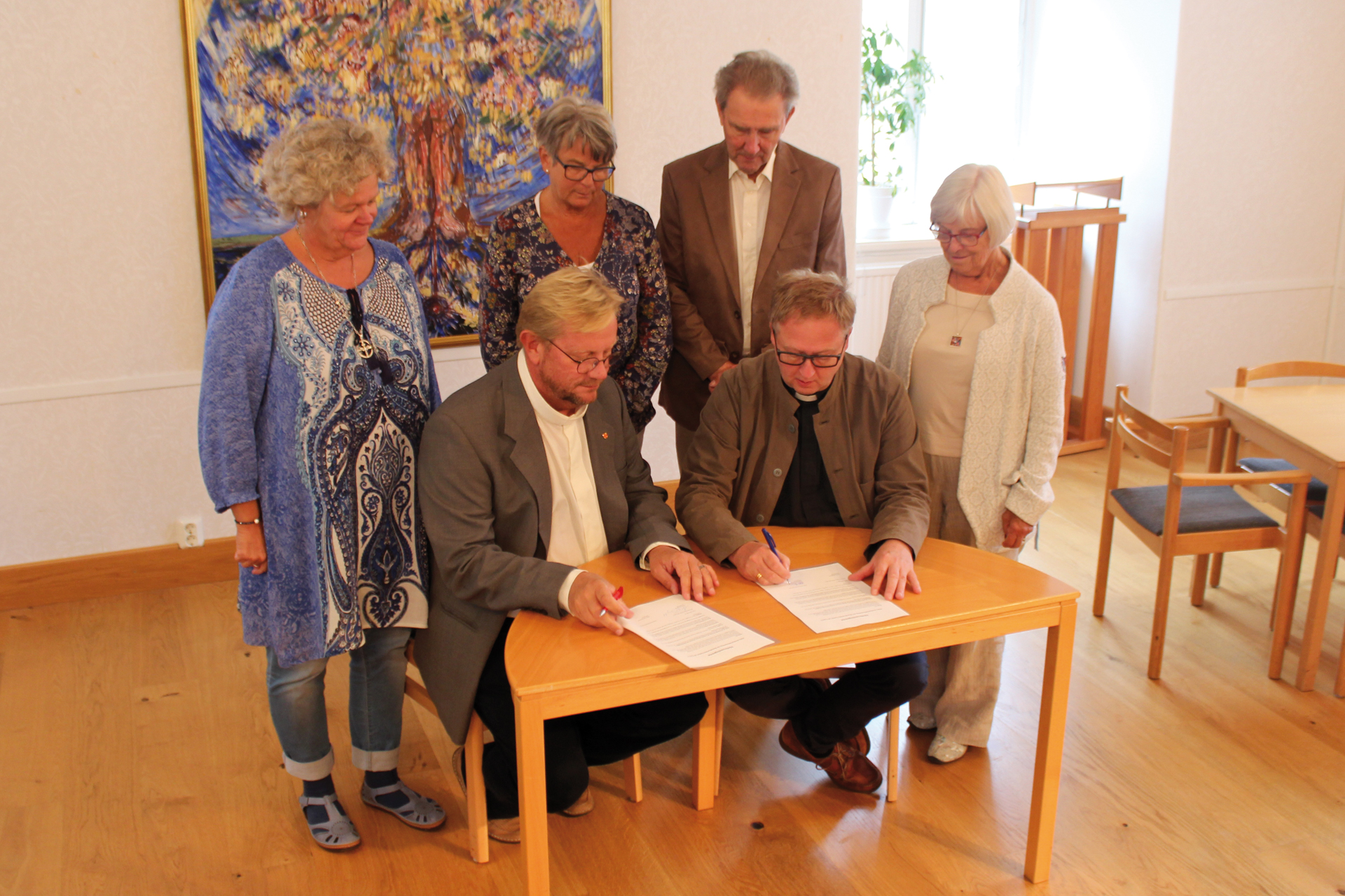 Förutom de två undertecknarna var representanter för de två församlingarna närvarande. Från vänster Eva Berglund, diakon i Skandinaviska kyrkan på Cypern samt tre representanter från Visby domkyrkoförsamlings kyrkoråd; Inger Harlevi, Bengt Olsson och Lilian Edwards.