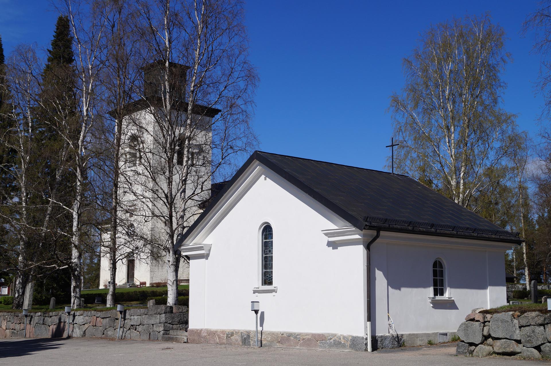 Överluleå kyrka och gravkapellet.